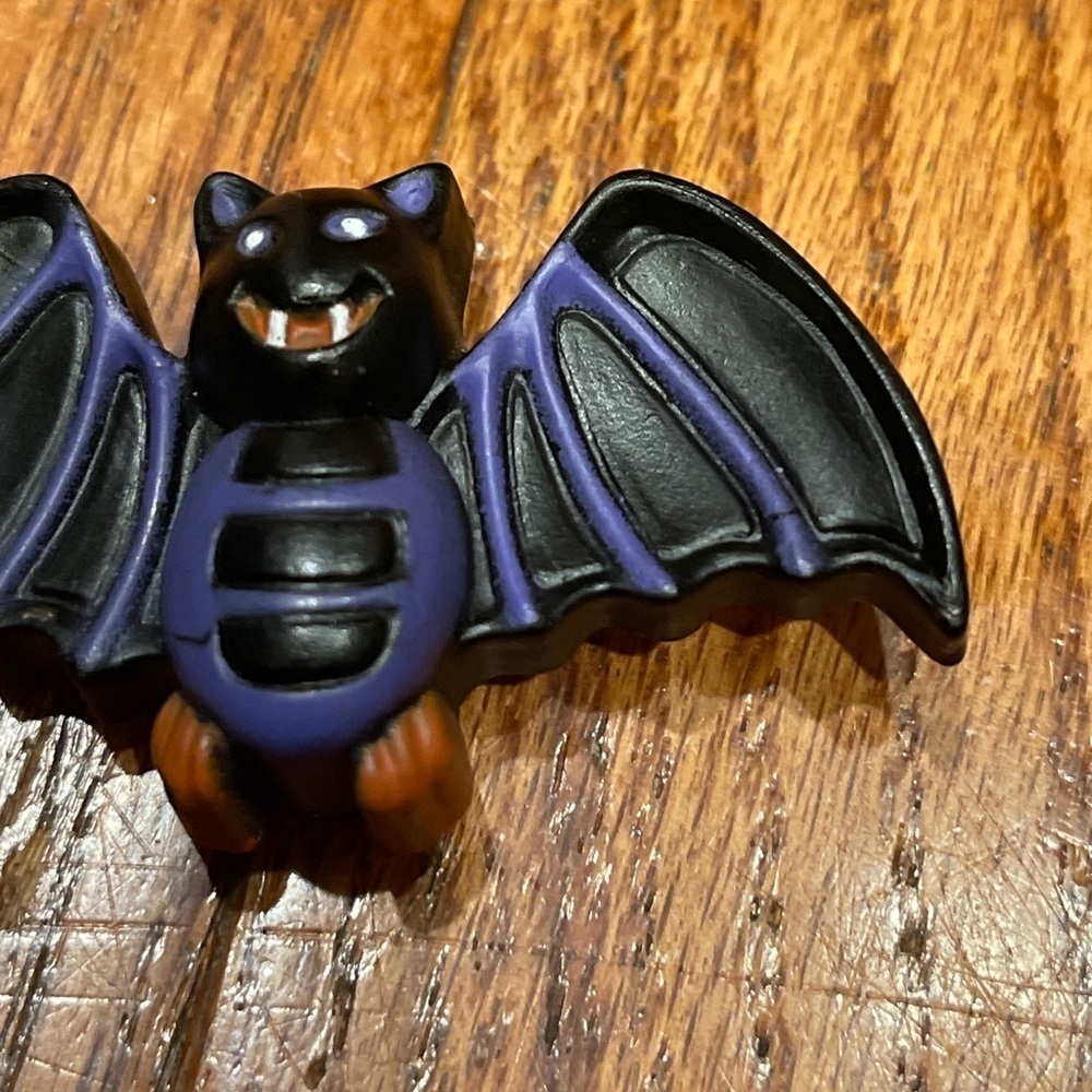 Halloween Pins,Vintage - Black Bat With Purple - Picture 5 of 8